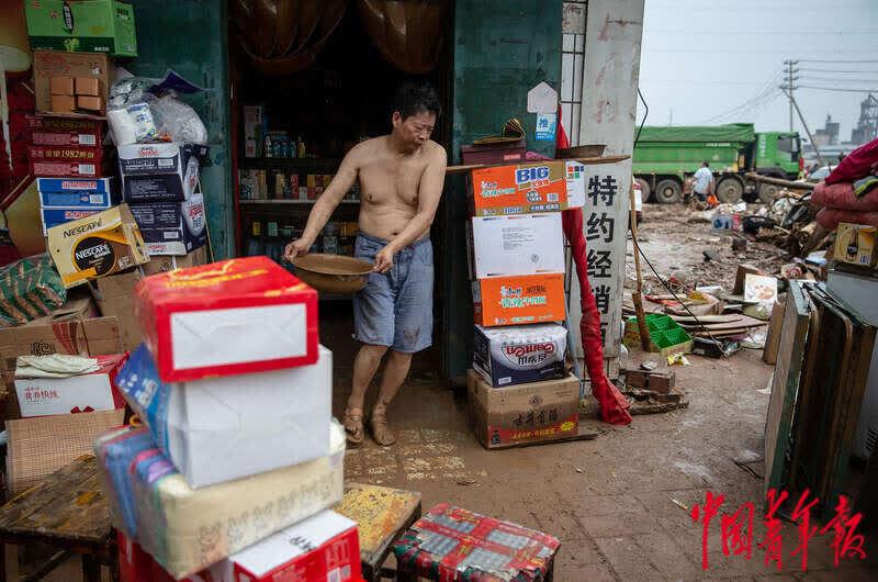 暴雨后的米河镇生活：水电仍待恢复 村民积极自救 