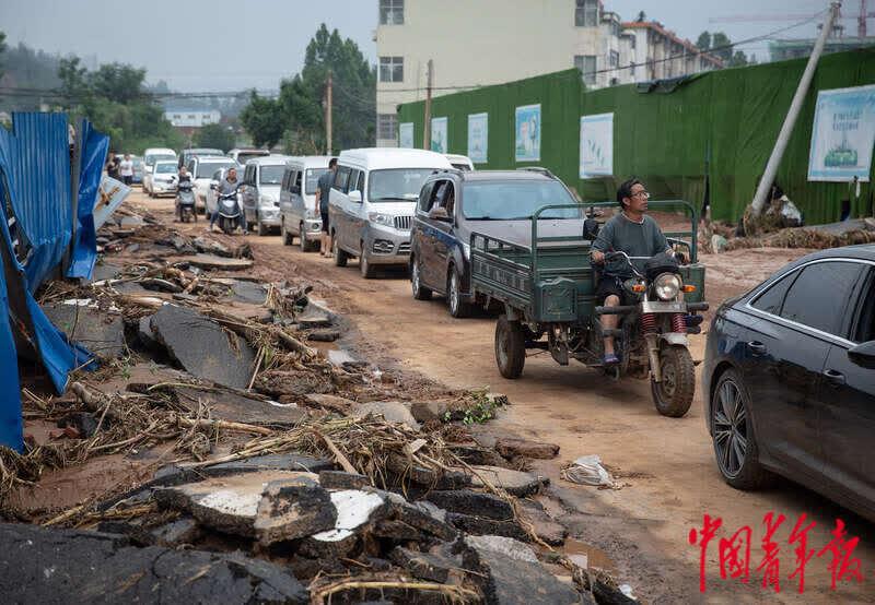 暴雨后的米河镇生活：水电仍待恢复 村民积极自救 