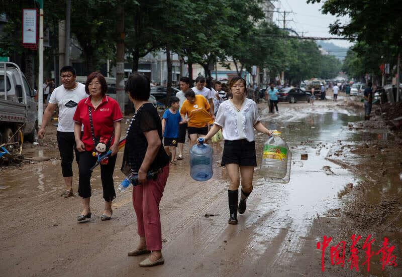 暴雨后的米河镇生活：水电仍待恢复 村民积极自救 