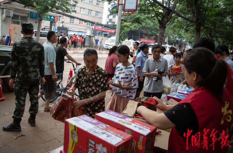 暴雨后的米河镇生活：水电仍待恢复 村民积极自救 