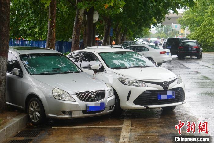 郑州街头因暴雨受损的车辆。 刘鹏 摄