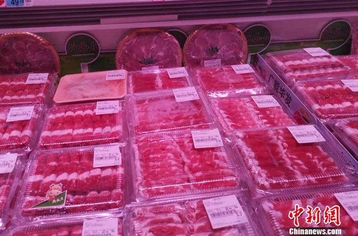 猪肉价格腰斩！牛羊肉都降了，饭馆肉菜为啥没降？