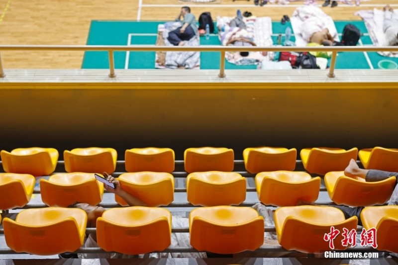 受台风“烟花”影响 上海部分人员转移至体育馆内