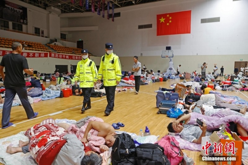 受台风“烟花”影响 上海部分人员转移至体育馆内