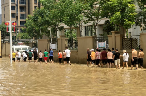 中国公益记录者在线携上蔡爱心企业赴河南“抗洪救灾”第一线