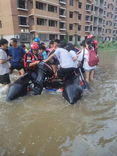 救援队员被迫“自救”