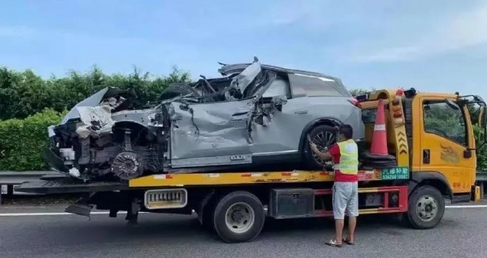 离解放双手还很远 警惕自动驾驶成“马路杀手”