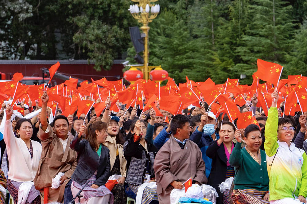 8月19日10时，庆祝西藏和平解放70周年大会在拉萨市布达拉宫广场隆重举行。这是大会举行升旗仪式。徐驭尧 摄