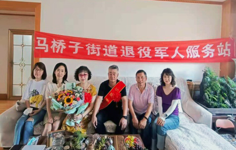 大连马桥子街道退役军人服务站为军人马筠杰家送喜报