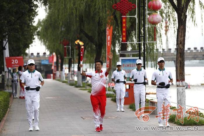 十四运会和残特奥会火炬在咸阳传递 68名火炬手接力传递