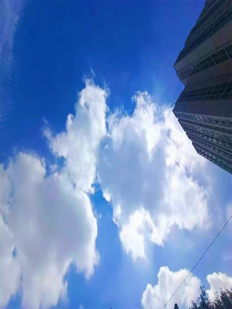 白云悠闲无心事,依偎蓝天风自清