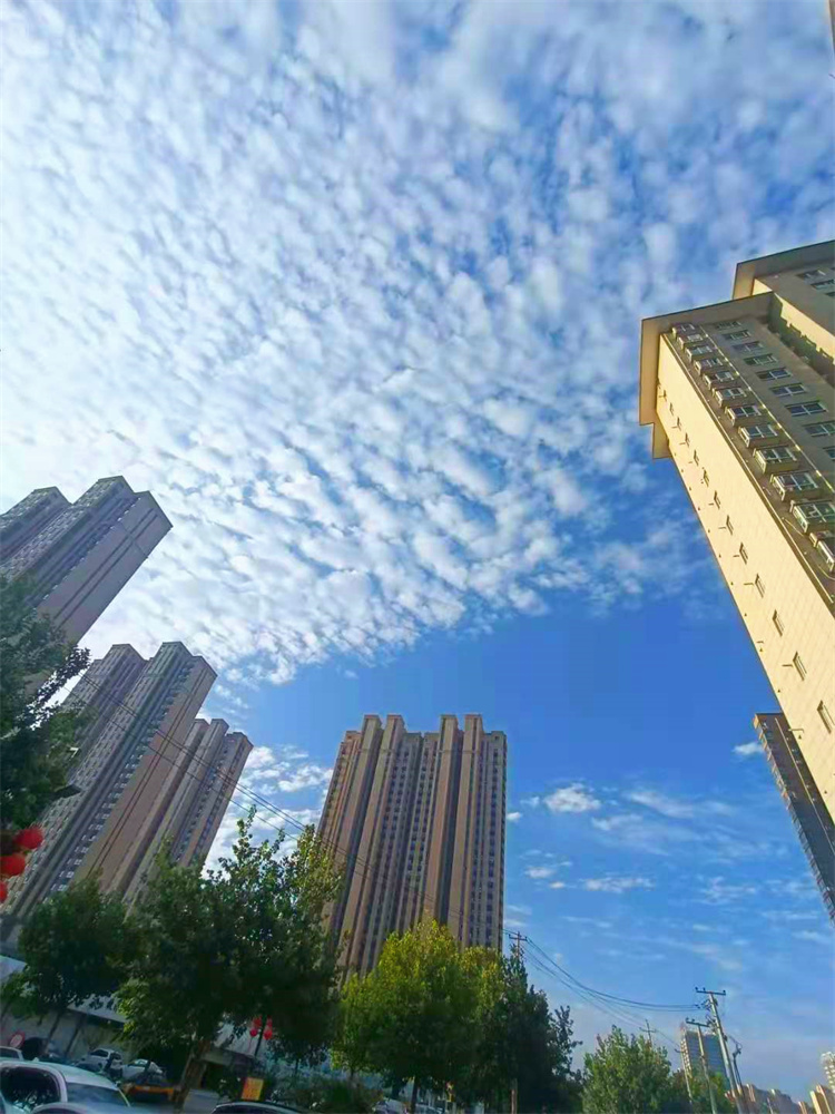 白云悠闲无心事,依偎蓝天风自清