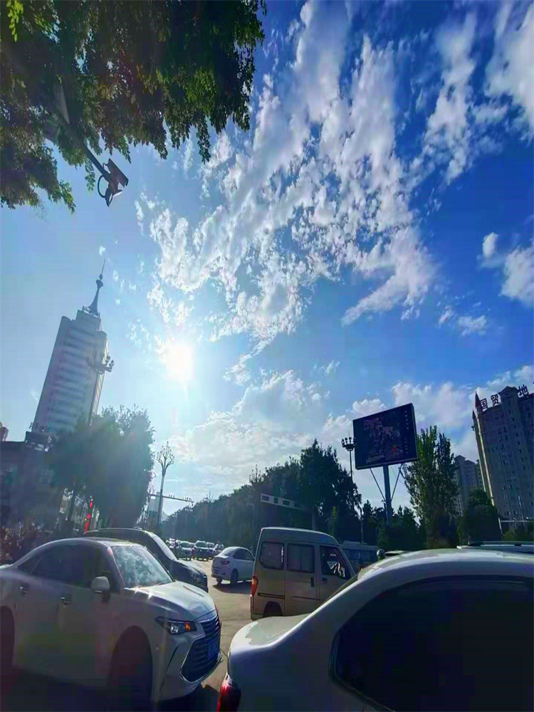 白云悠闲无心事,依偎蓝天风自清