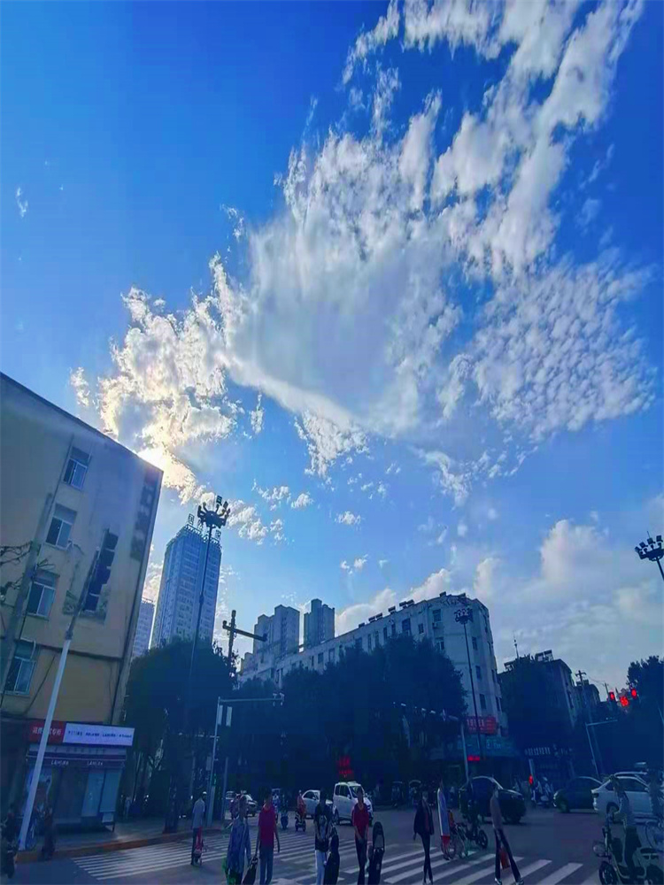 白云悠闲无心事,依偎蓝天风自清