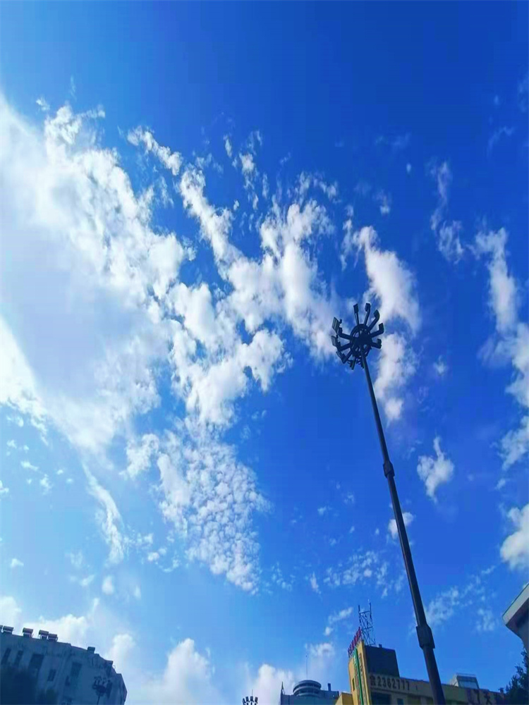 白云悠闲无心事,依偎蓝天风自清