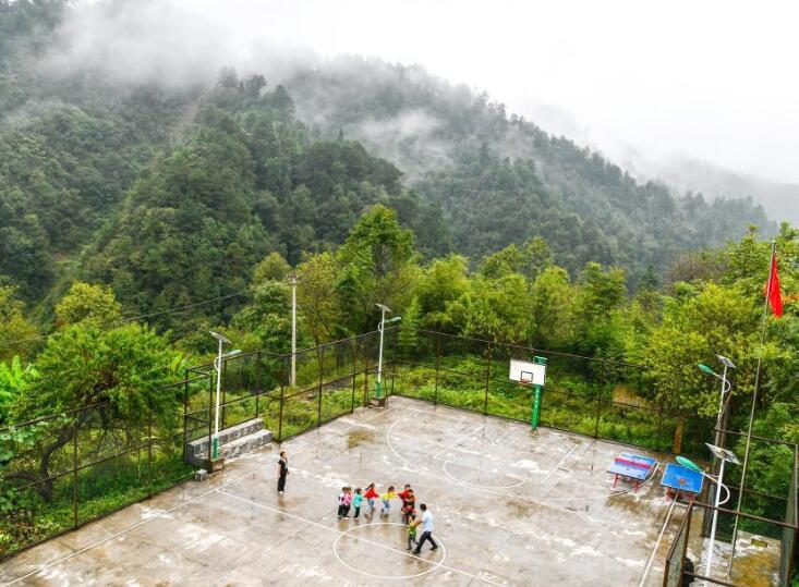 贵州：深山“夫妻学校”