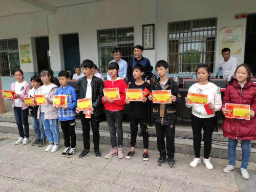 做寒门学子们背后的支柱，闵行志愿者团队8年助学超250万
