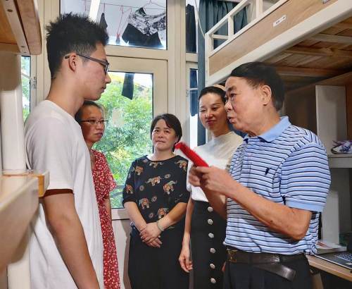做寒门学子们背后的支柱，闵行志愿者团队8年助学超250万