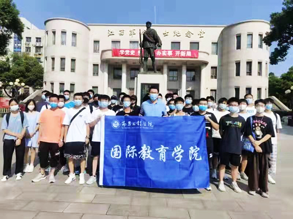 三风榜样范圣高进校园爱国教育宣传活动