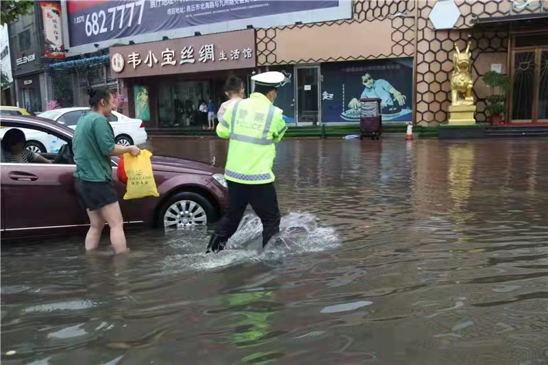 河南省商丘交警全员上岗雨中坚守执勤保畅通