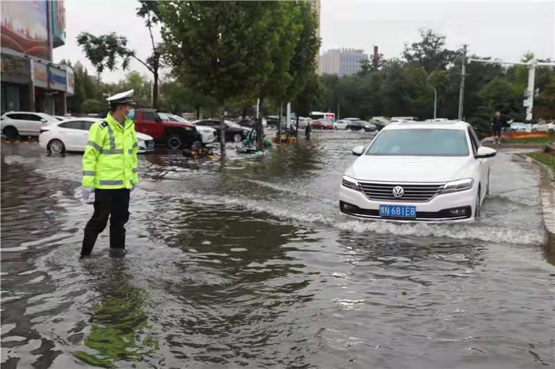 河南省商丘交警全员上岗雨中坚守执勤保畅通
