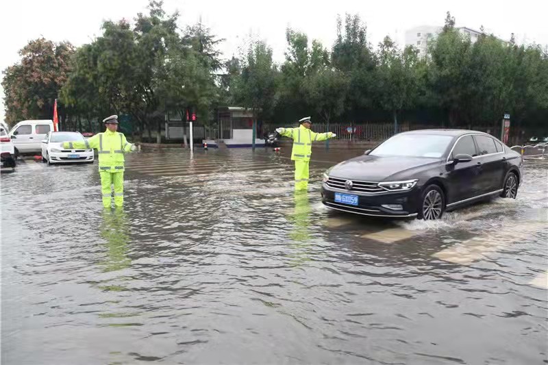 河南省商丘交警全员上岗雨中坚守执勤保畅通