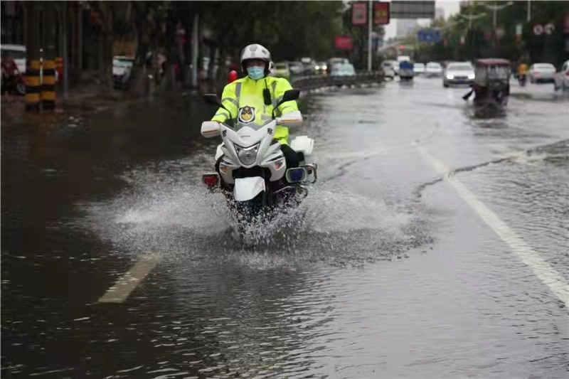 河南省商丘交警全员上岗雨中坚守执勤保畅通