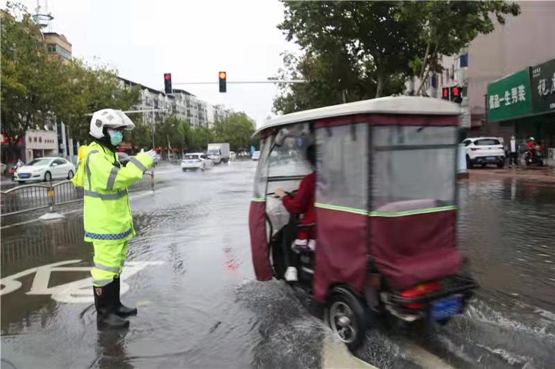 河南省商丘交警全员上岗雨中坚守执勤保畅通