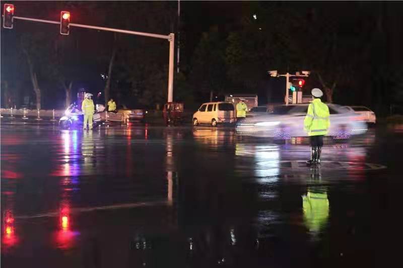商丘市河南省交警支队开展酒醉驾和“逢五”农村公路“双违”治理集中整治统一行动 