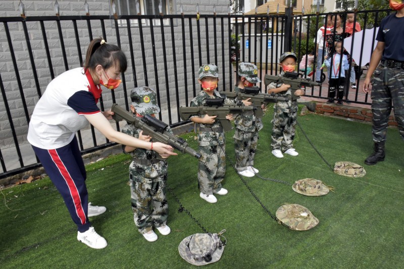 大连锦田幼儿园庆祖国“72岁生日”开展国防运动教育