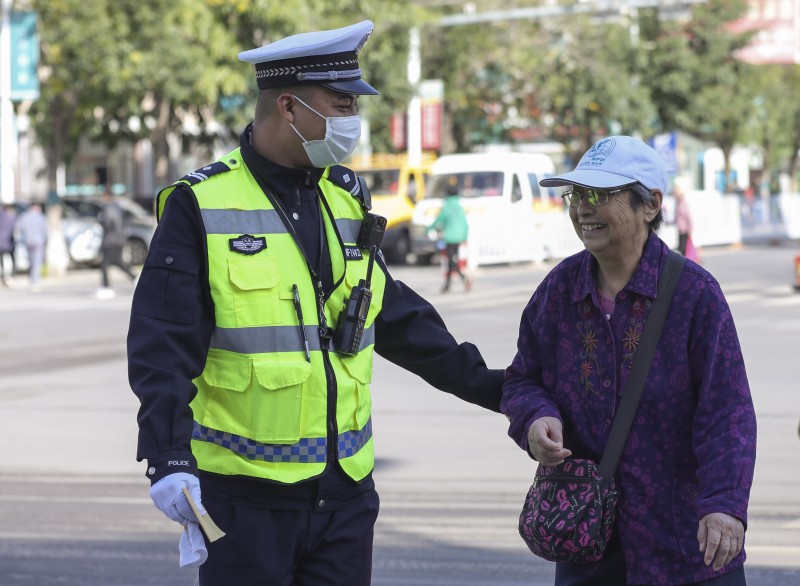 情暖重阳，瓦房店交警关注老年人出行安全