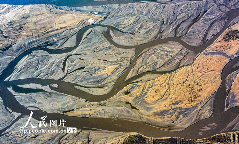 黄河水位下降 河床露出线条形态各异蔚为壮观