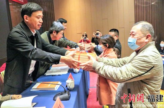 图为领书仪式。叶伏国 摄