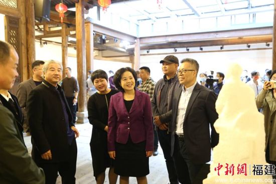 “礼赞百年匠心传承——惠安传统石雕艺术精品展”在福州福建省海峡民间艺术馆开展。倪兴风 摄