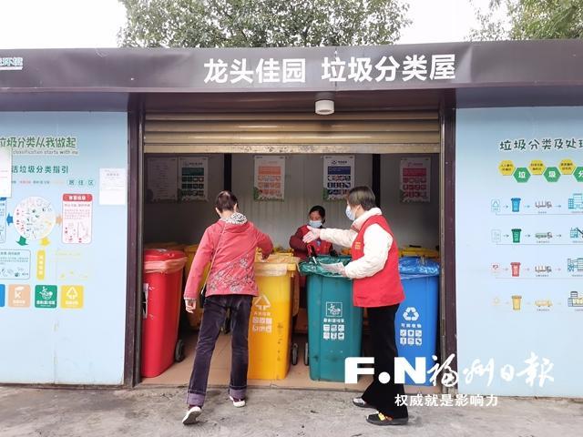 志愿者开展桶边督导。
