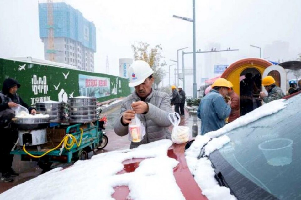 农民工的雪中午餐