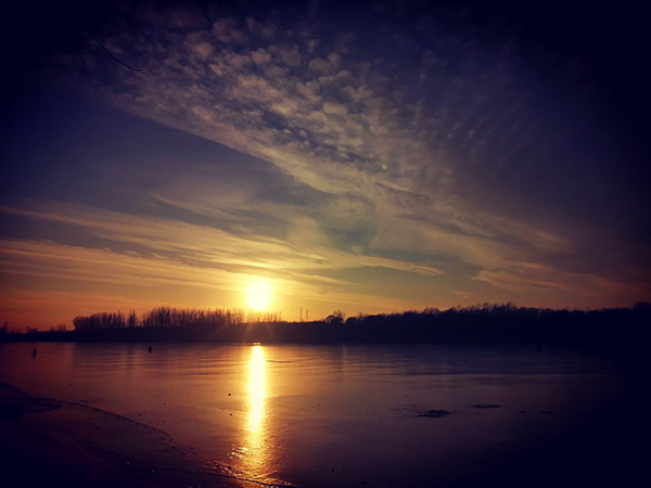 夕阳下的冰封潮白河