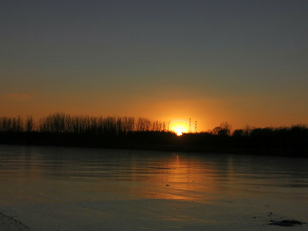 夕阳下的冰封潮白河