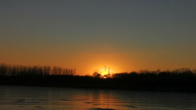 夕阳下的冰封潮白河