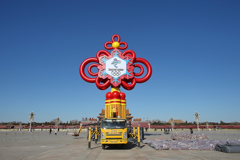 喜迎春节和冬奥 巨型中国结亮相北京天安门广场