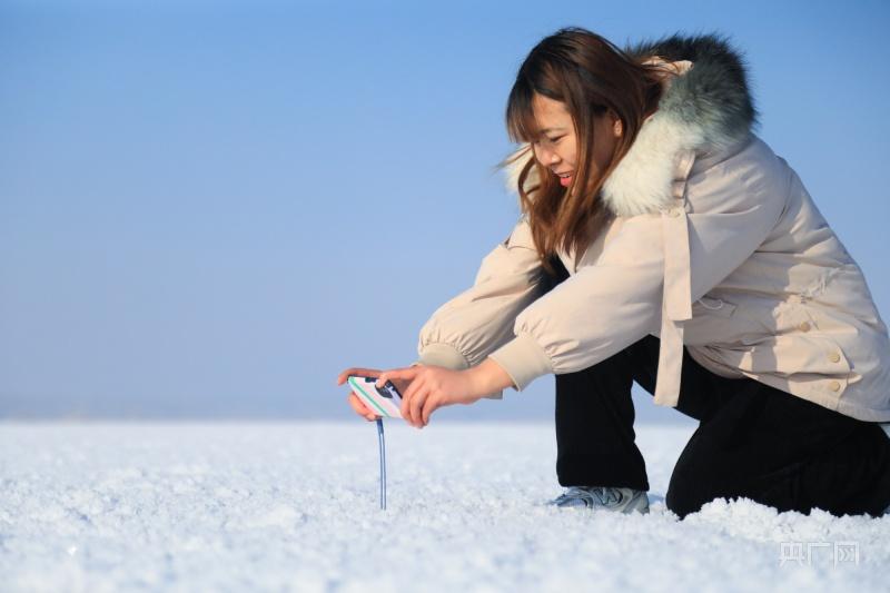 我国最大内陆淡水湖博斯腾湖出现冰花景观