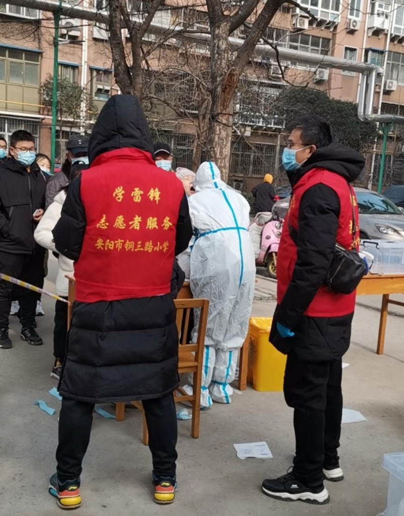 河南省安阳市钢三路小学志愿者抗“疫”战场：《抗击疫情 ‘红运’带头》