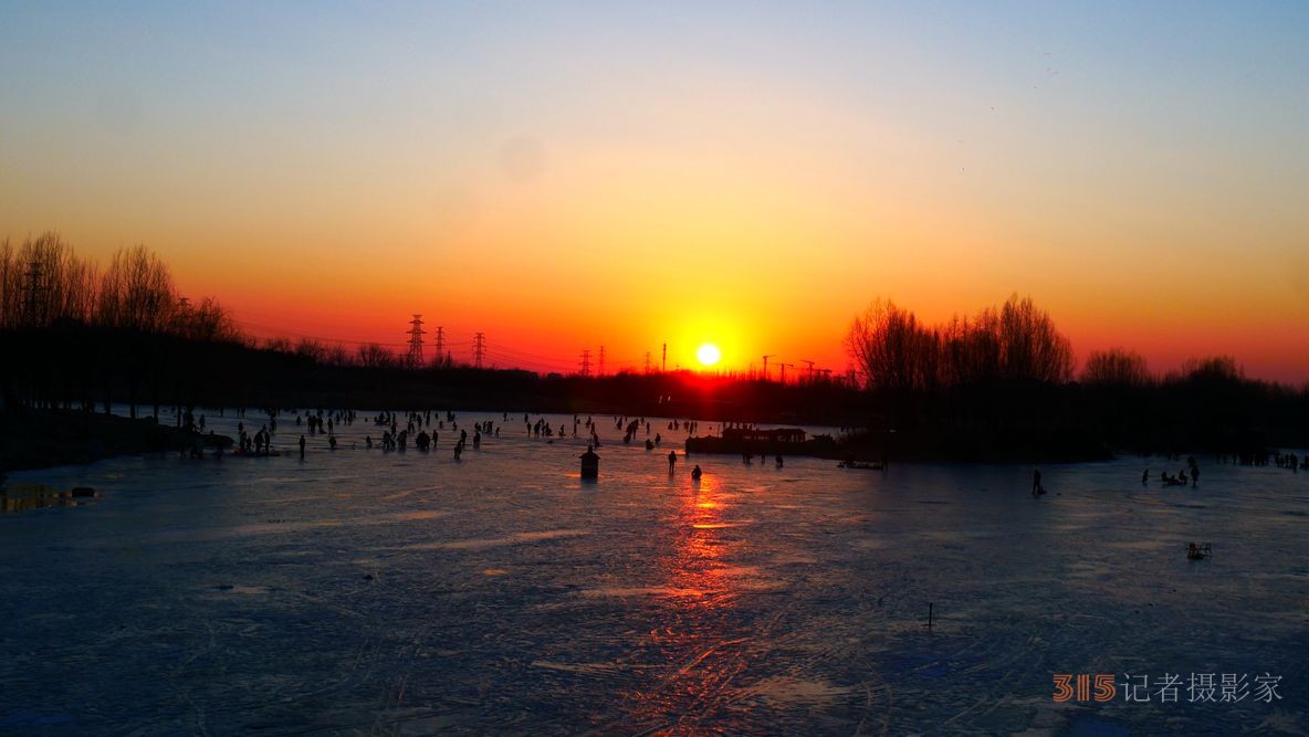 笑琰（靳新国）摄影作品——夕阳里的冰上乐趣