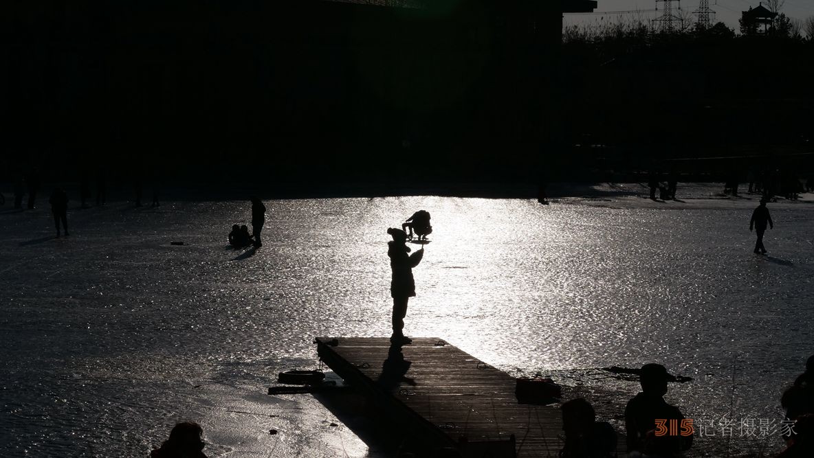 笑琰（靳新国）摄影作品——夕阳里的冰上乐趣