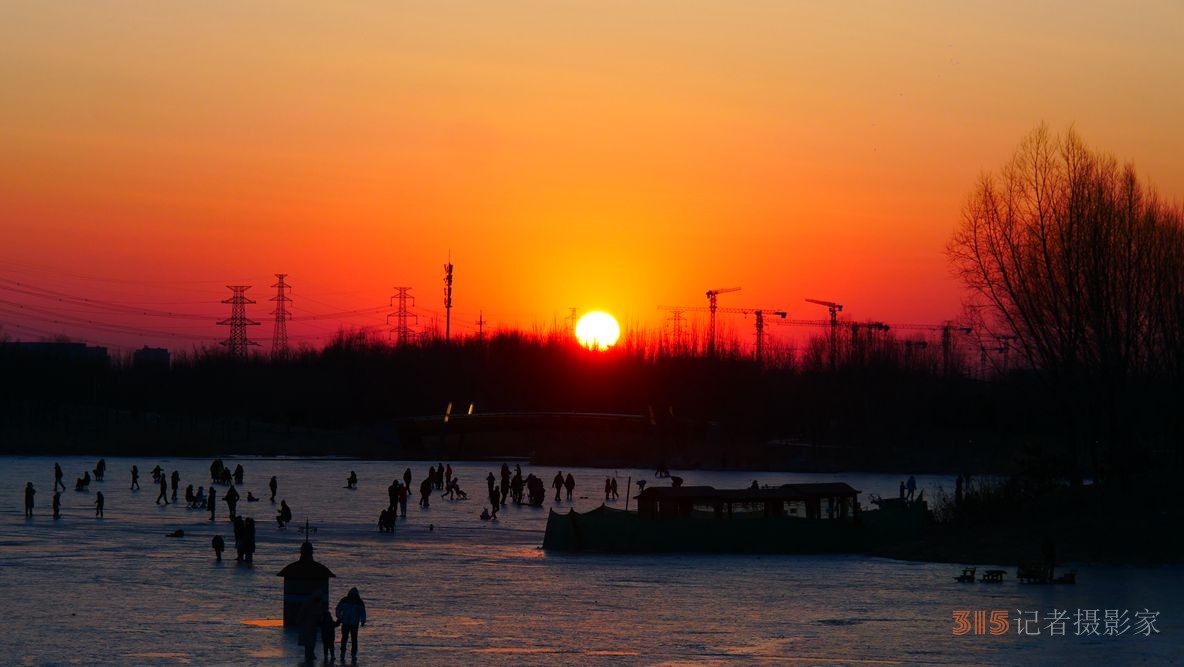 笑琰（靳新国）摄影作品——夕阳里的冰上乐趣