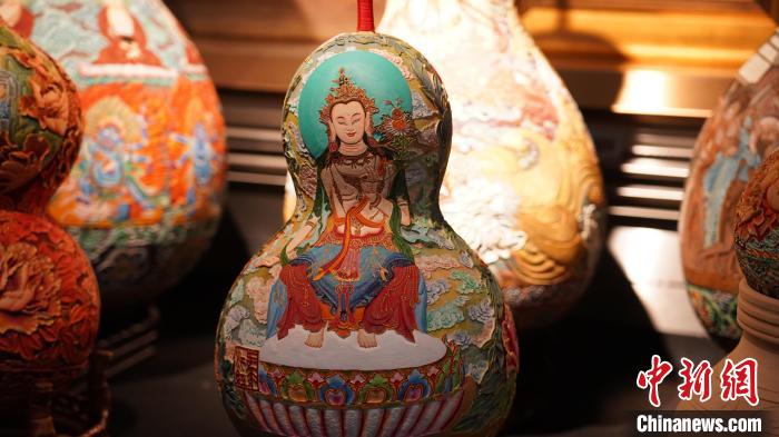 新疆手工艺人痴迷葫芦雕刻 令千年壁画华彩“重生”