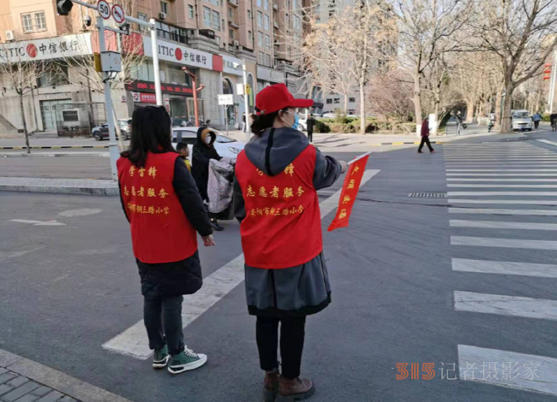 学雷锋钢三路小学志愿者在行动