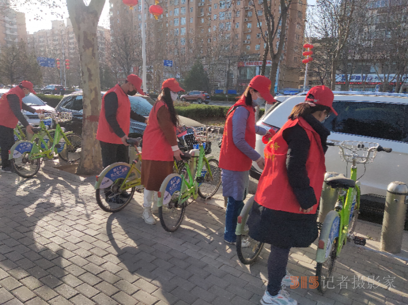 学雷锋钢三路小学志愿者在行动