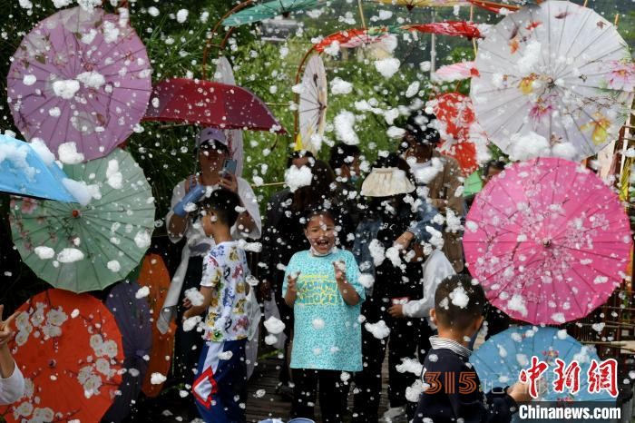 小朋友欢乐玩人造雪。 王东明 摄