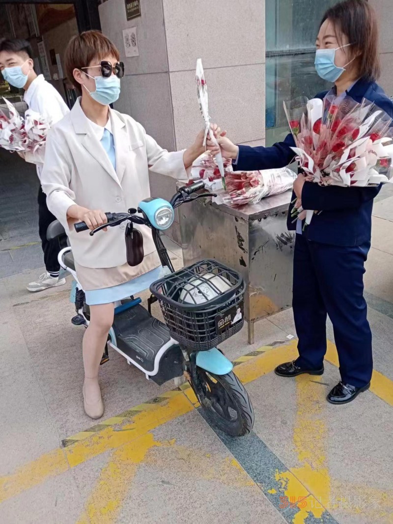 鲜花赠母亲，芬芳满信达”--渭南市信达物业以爱之名致敬母亲